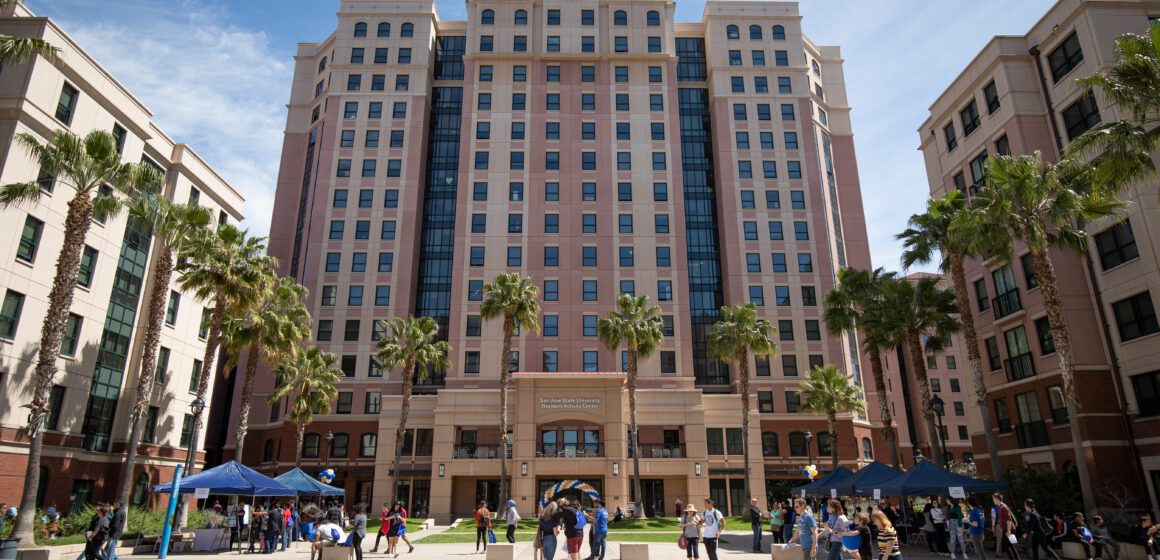 Sinh viên đi bộ trong khuôn viên trường đại học ở San Jose, California.