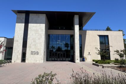 Exterior de un edificio de la facultad de derecho en Santa Clara, California.
