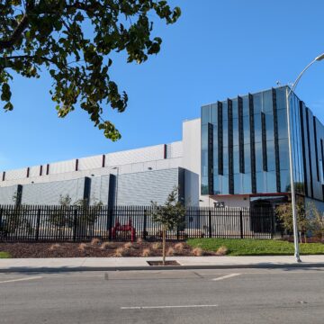 Hình ảnh bên ngoài một trung tâm dữ liệu ở San Jose, California.