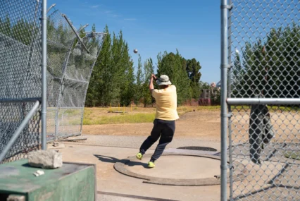 Una persona entrenando en un campo deportivo en Mountain View, California.