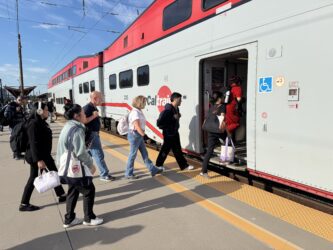 Personas abordando un tren en una estación de San José, California.