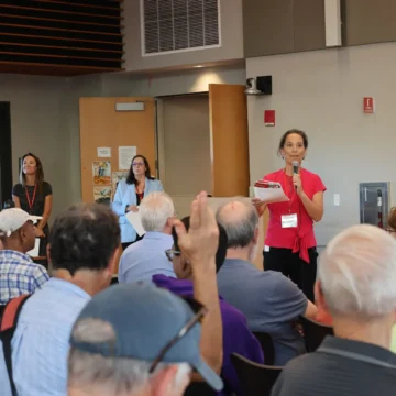 Thiết kế đường sắt Palo Alto Embarcadero Người dân tham dự một cuộc họp chính phủ ở Palo Alto, California.