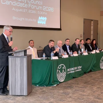 Foro de candidatos al consejo municipal de Mountain View 2026 Embarcadero Un grupo de personas sentadas en una mesa larga en un foro de candidatos en Mountain View, California.
