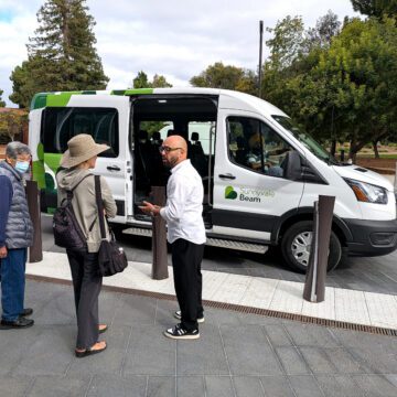 Sunnyvale Beam - Residentes Personas de pie frente a un vehículo de transporte compartido en Sunnyvale, California.