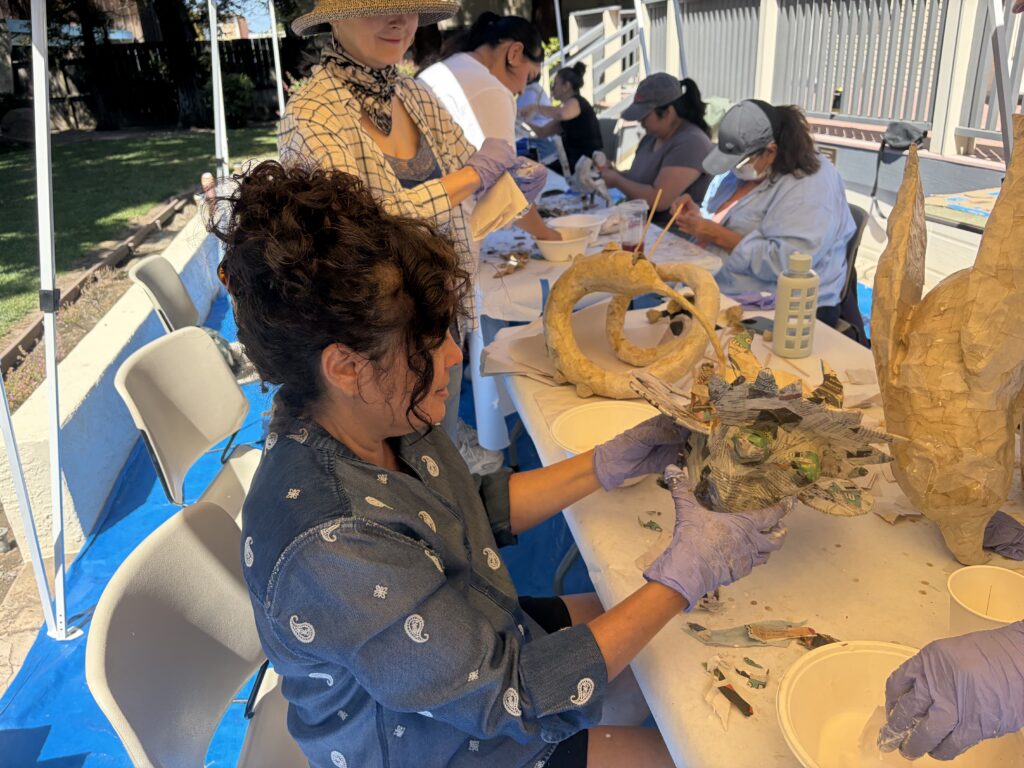 Una mujer creando arte en San José, California.