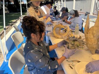 Una mujer creando arte en San José, California.