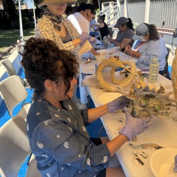 Una mujer creando arte en San José, California.