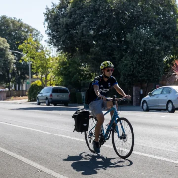 Persona montando en bicicleta por una carretera