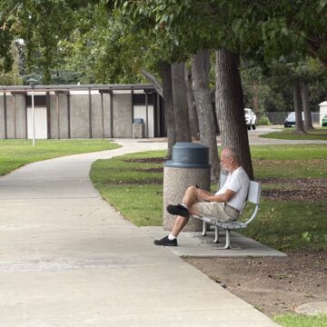 parque maywood Un hombre sentado en un banco de un parque en Santa Clara, California.