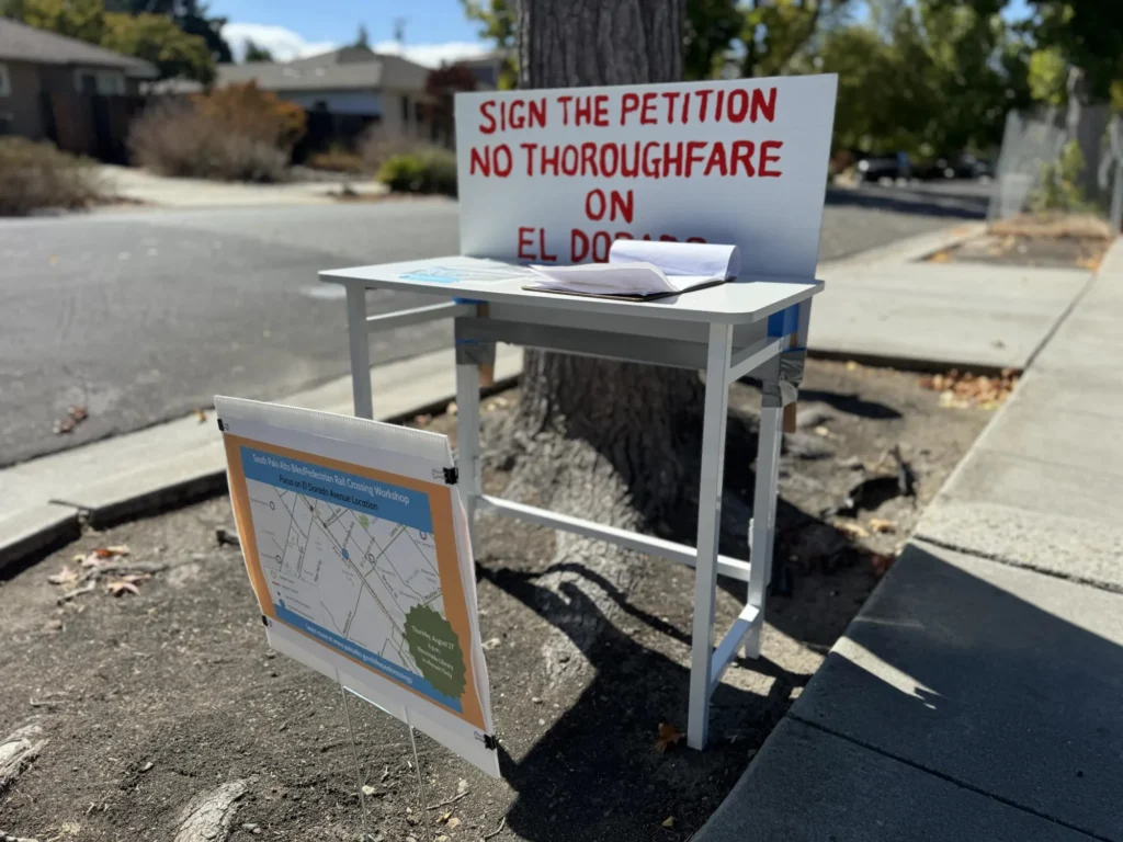 Un punto de recogida de firmas para firmar una petición en contra de los planes para la construcción de un túnel para bicicletas en Palo Alto, California.
