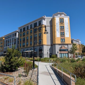 VTA KALRA BILL Hình ảnh bên ngoài một khu chung cư gần phương tiện giao thông công cộng ở San Jose, California.