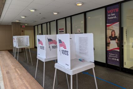 Cabinas de votación dentro de una oficina electoral en San José, California.