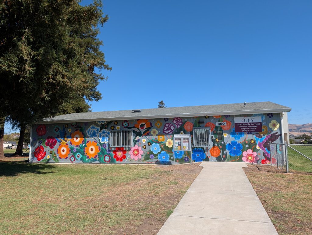 Exterior de un edificio con un mural en San José, California.