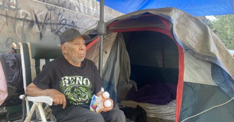 Un anciano sin hogar en un campamento para personas sin hogar en San José.