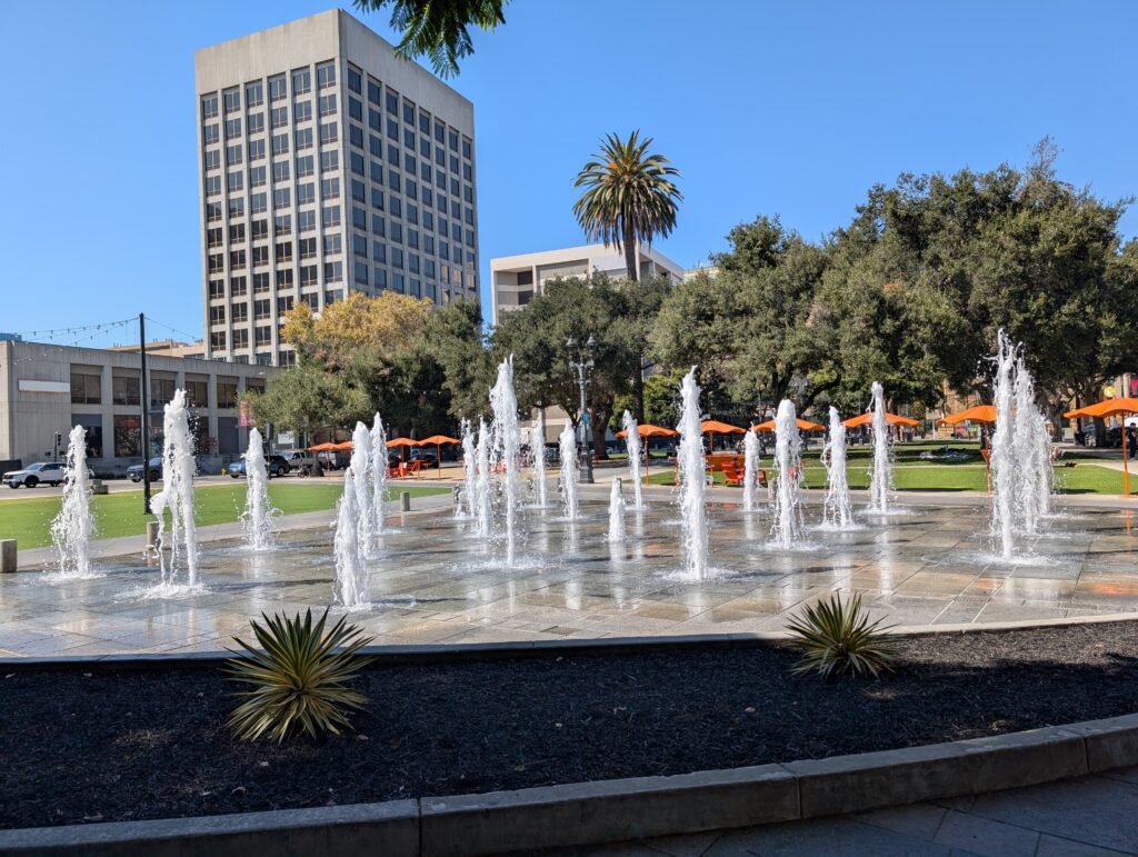 Những đài phun nước phun nước trong một công viên ở trung tâm thành phố San Jose, California.