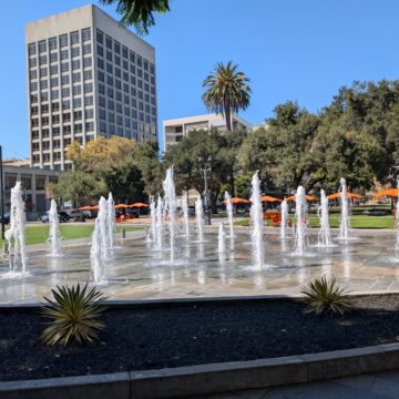 Fuentes de agua rociando agua en un parque en el centro de San José, California.